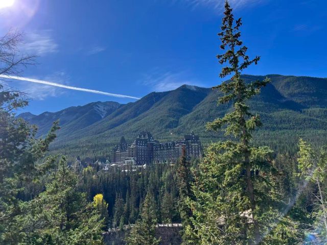 Vancouver Airport Pickup + Victoria + Banff National Park + Columbia Icefield + Yoho National Park 6-Day Tour
